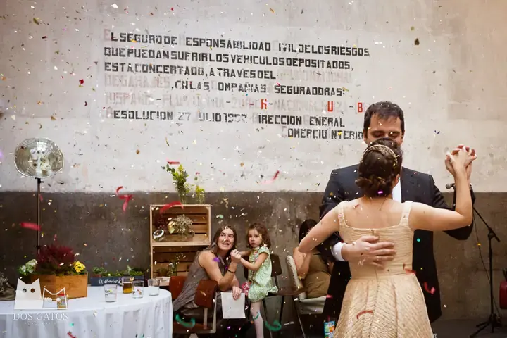 Fotografía de boda: Julia y Simón · HUB Atocha, Madrid · foto 23 de 28 · Dos Gatos, fotógrafos en Madrid